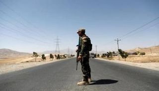جندي أفغاني عند نقطة تفتيش - رويترز