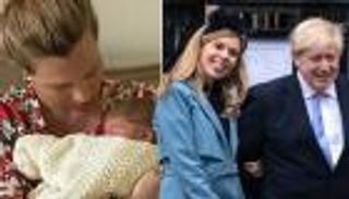 غزير الشعر كوالده.. أول صورة لنجل جونسون مع والدته