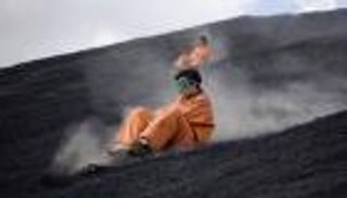 التزلج على البراكين.. أخطر الرياضات عالميا