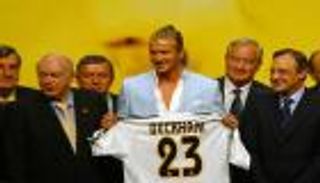 قصة صفقة.. بيكهام وخدعة قميص برشلونة