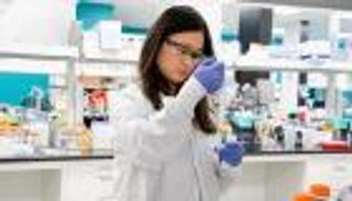 لقاح كورونا حائرا بين الخبراء.. 16 عاما أم 12 شهرا؟