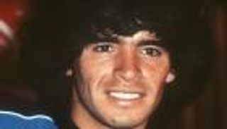 منذ 42 عاما.. كيف فشلت صفقة انتقال مارادونا لإنجلترا؟