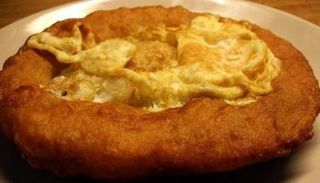 السفنز الليبي بداخله قطع من البيض