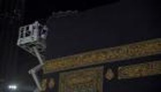 مجمع الملك عبدالعزيز يتابع صيانة ثوب الكعبة المشرفة