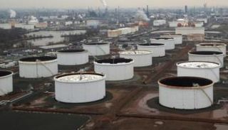  خزانات للنفط - أرشيفية 