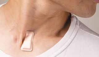 يشبه الجهاز اللاصقة أو الضمادة الرفيعة في حجم طابع بريد