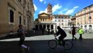 حلول لعودة الحياة بعد "حجر كورونا".. أساور إلكترونية وآلات للبيع