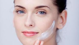 تمنح مادة الرتينول البشرة مظهرا مشدودا وملمسا ناعما