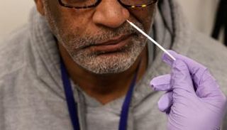 اختبار كورونا التقليدي يجرى بمسحة من الأنف