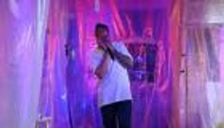 عازف هرمونيكا يضفي البهجة على أجواء العزل في واشنطن