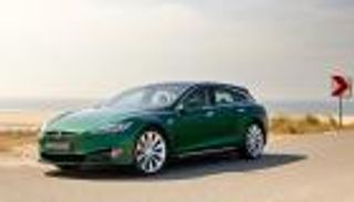 "فني سيارات" يحدث نقلة تاريخية في طراز تسلا موديل S