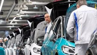 عمال في مصنع فولكس فاجن الألماني