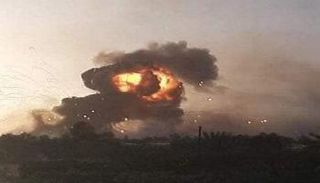 ألسنة اللهب تتصاعد جراء انفجار مخزن للذخيرة تابع للمرتزقة 