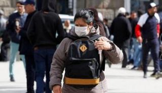 سيدة ترتدي قناعا واقيا للوجه في تونس 