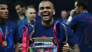 داني ألفيس يحمل دوري أبطال أوروبا