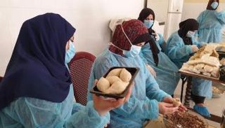سيدات من مطبخ كرموسة يعددن الأكلات الرمضانية