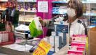 الكمامات مقابل السلع.. محلات فرنسية ترغم زبائنها على شراء المنتجات