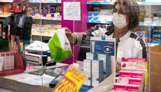 اجبار العملاء على شراء منتجات وفيرة للحصول على الكمامة