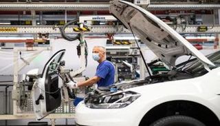 عامل يرتدي كمامة داخل أحد المصانع في ألمانيا 