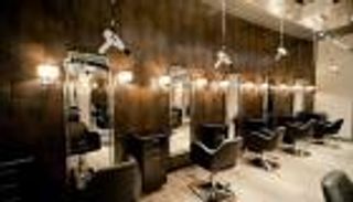 أسبوع حبس.. عقوبة رفض إغلاق صالون شعر في تكساس   