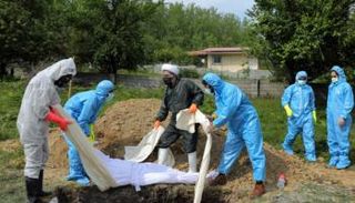 دفن أحد ضحايا كورونا في إيران - أرشيفية