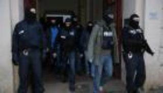 مداهمة شقق متطرفين بألمانيا احتالوا للحصول على "أموال كورونا"