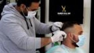 "الحلاقة" تتحدى "كورونا" في مصر.. إجراءات مشددة لجذب الزبائن