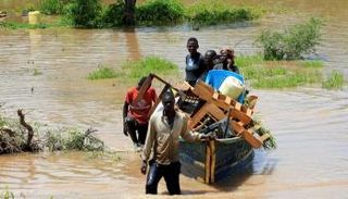 السكان ينقلون أمتعتهم بعد أن غمرت منازلهم في كينيا