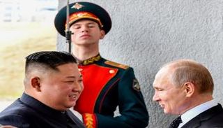  الزعيم كيم جونج والرئيس الروسي فلاديمير بوتين خلال لقاء سابق - أ.ف.ب