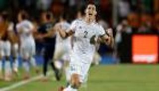 بعد صراع خماسي.. الجزائري ماندي على أعتاب ليون