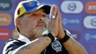 قميص مارادونا ينقذ أحد أحياء الأرجنتين من كورونا