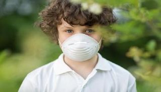 طفل يرتدي كمامة للوقاية من كورونا - أرشيفية