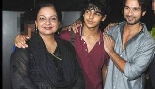 شاهيد كابور وشقيقه إيشان مع والدتهما ناليما عظيم  