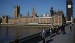 بريطانيا تودع شعار "ابقو في المنزل".. والمعارضة ترفض