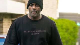 إدريس إلبا في أحد شوارع لندن بعد تعافيه من كورونا