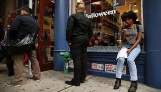 أمريكيون ينتظرون لإجراء مقابلة للحصول على وظيفة بائع تجزئة - أ.ف.ب