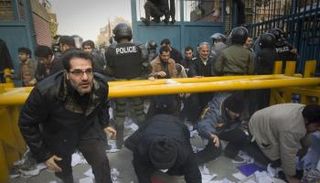 إيرانيون يقتحمون سفارة لندن في طهران - أرشيفية
