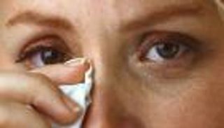 بعد السعال والعطس.. كورونا ينتقل عن طريق الدموع