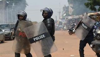 عناصر من الشرطة في بوركينا فاسو خلال عمليات أمنية