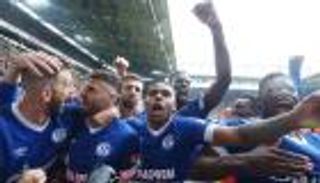 بـ15 رسالة ضاحكة.. شالكه يغازل أندية البريمييرليج