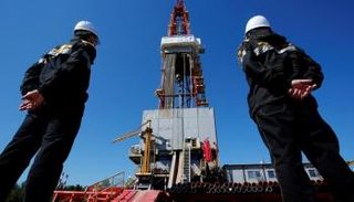 منصة حفر في حقل للنفط - رويترز