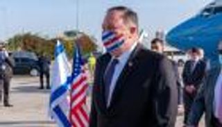 بالصور.. كمامة بومبيو في إسرائيل تخطف الأنظار