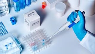 علماء بريطانيون يحاولون حل اللغز الجيني لكورونا