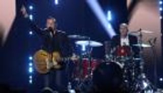 براين آدامز يعتذر بعد تغريدة عنصرية عن كورونا: أحب كل الناس