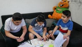 فاروق يجلس مع أشقائه أثناء المذاكرة