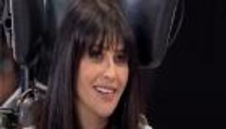 رامز جلال ينزف.. و"المرأة الحديدية" تسقطه في الماء