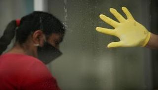 سيدة مكسيكية ترتدي كمامة أثناء دخولها مستشفى