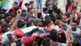 مئات الفلسطينيين يشيعون طفلا استشهد برصاص الاحتلال