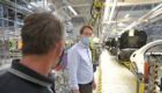 فيديو.. هكذا احتفلت "دايملر" بعودة العاملين لمصنعها في ألمانيا