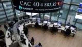 السيارات والسفر تقودان أسهم أوروبا للمنطقة الحمراء